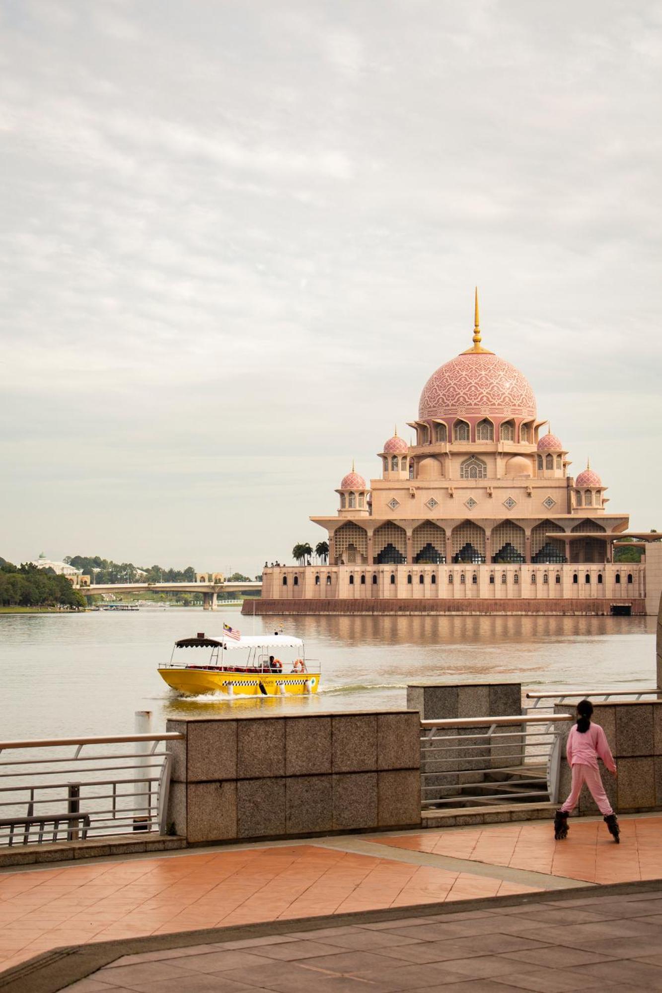 Zenith Hotel Putrajaya Exterior photo Putra Mosque